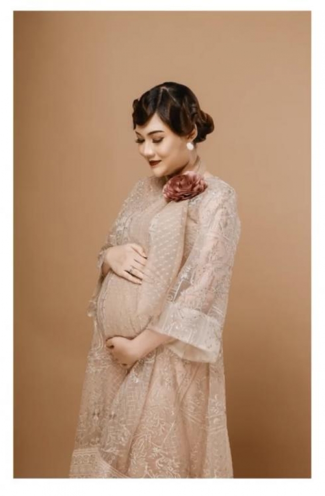 10 Potret Maternity Shoot Nella Kharisma dan Dorry Harsa, Gayanya Bak Bangsawan