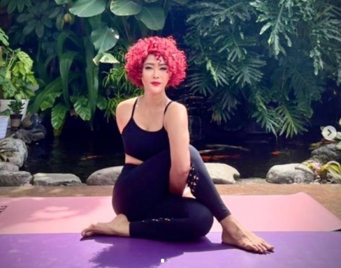 6 Potret Inul Daratista Yoga dengan Rambut Baru, Keriting dengan Warna Merah Nyala!