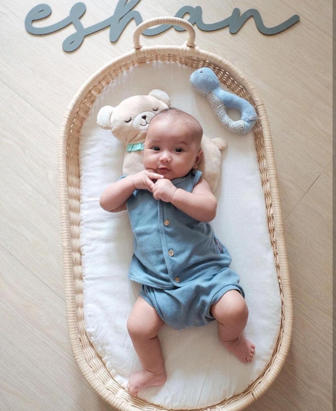 10 Potret Baby Eshan Anak Tengku Dewi Putri dan Andrew Andika di Usia 3 Bulan, Chubby dan Gemesin!