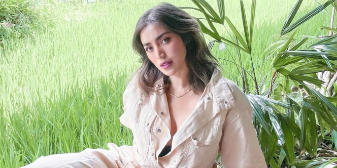 Potret Jessica Iskandar Tampil Terbuka dengan Baju yang Tak Dikancing, Lupa atau Sengaja nih?