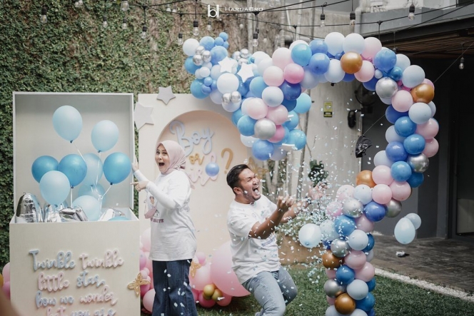 Ini Potret Baby Gender Reveal Kesha Ratuliu Bareng Keluarga Inti dan Teman Secara Virtual