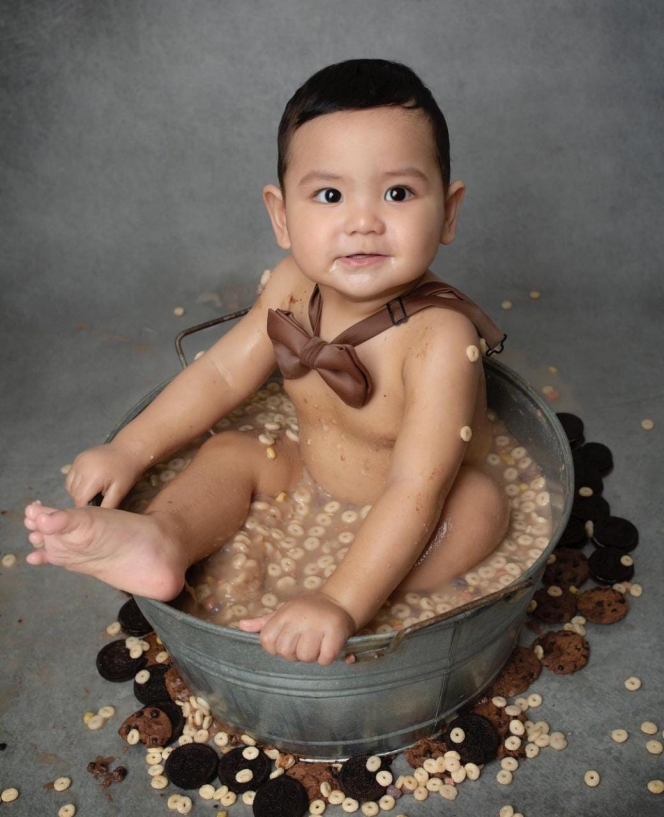 10 Gaya Pemotretan Shaquille Anak Cut Meyriska yang Gemesin, Cemong Makan Kue Hingga Mandi di Sereal