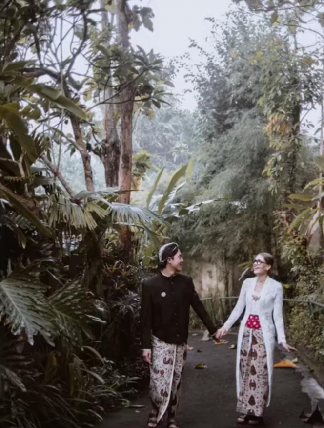 Momen Daniel Mananta dan Viola Ulang Janji Nikah di Borobudur Usai 10 Tahun Berumah Tangga, Romantis