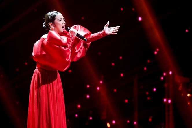 10 Potret Pesona Lyodra Bernyanyi di Atas Panggung, Aura Bintangnya Terpancar!