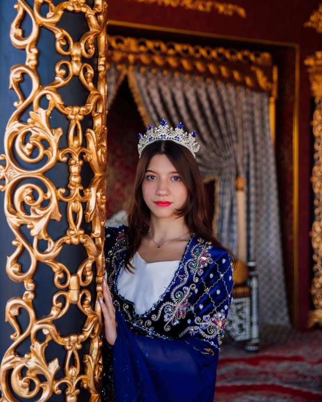 Tampil Cantik dengan Gaun Biru, Berikut 5 Pesona Cassandra Lee bak Putri Kerajaan Turki