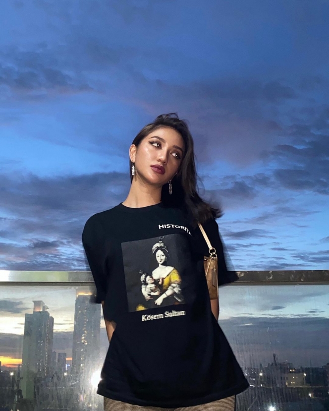 11 Potret Rita Nurmaliza, Bak Gitar Spanyol Berlenggang di Balkon Apartemen Mewahnya!
