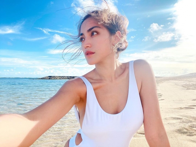 Tampil Cantik dengan Baju Putih, Berikut 7 Potret Jessica Iskandar yang Makin Menggoda