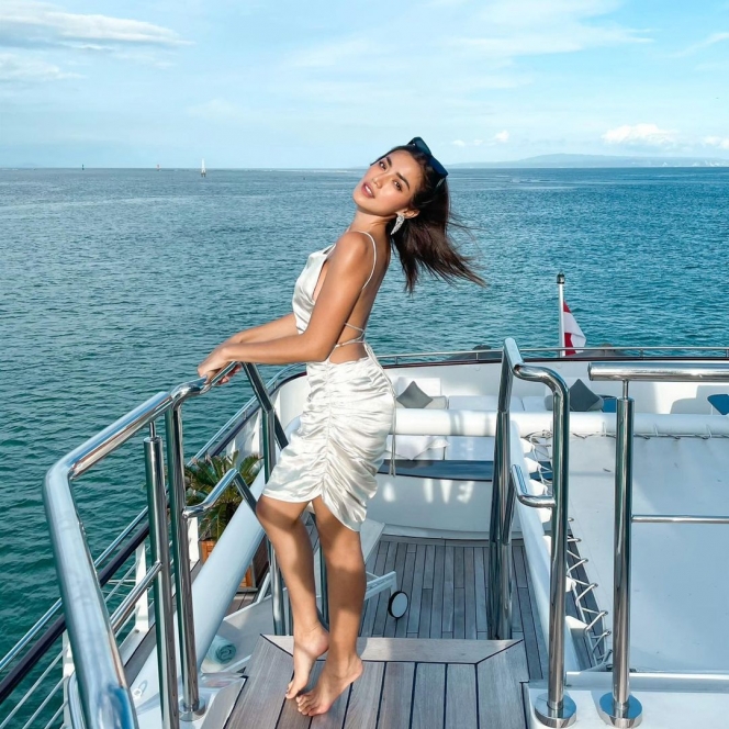 Tampil Cantik dengan Baju Putih, Berikut 7 Potret Jessica Iskandar yang Makin Menggoda