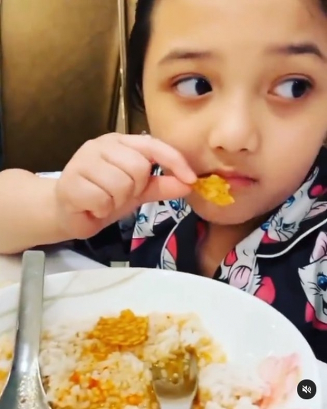 Lidah Indonesia Banget, Ini 8 Potret Arsy Hermansyah yang Doyan Makan Peyek Hingga Sayur Asem!