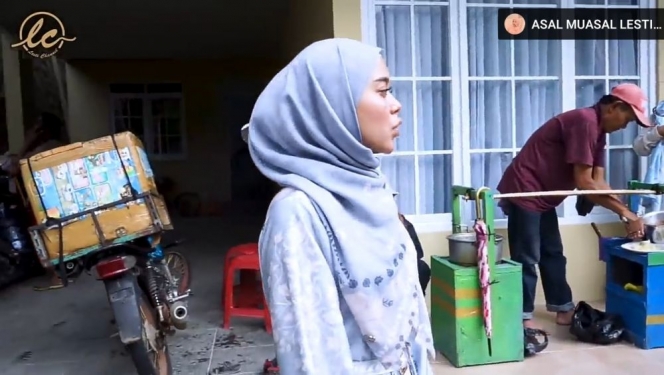 9 Potret Lesti Kejora Pulang ke Kampung Halaman, Ngaliwet Bareng Sampai Nostalgia Masa Kecil