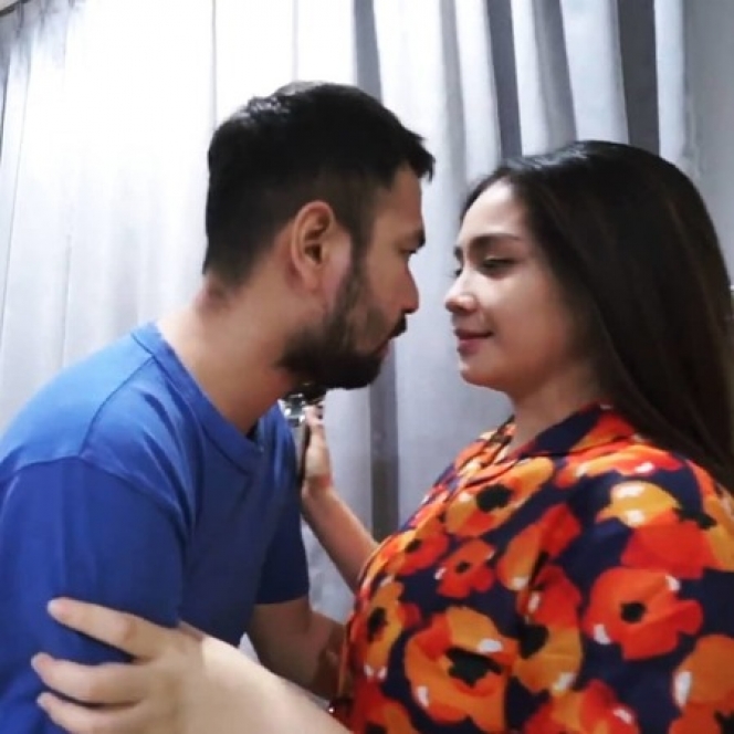 Potret Raffi Ahmad Pelukan Mesra dengan Nagita Slavina, Makin Perhatian ke Istri yang Lagi Hamil