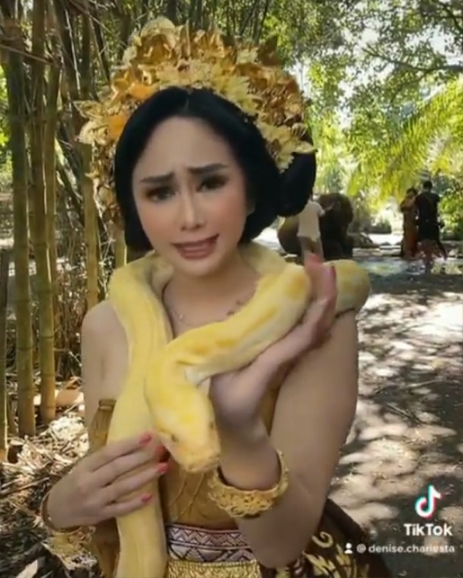 Bak Putri Kerajaan, Berikut 6 Potret Anggun Denise Chariesta Dengan Baju Adat Bali