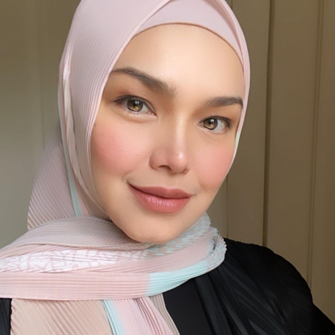 Potret Terbaru Siti Nurhaliza Usai Melahirkan Anak Kedua di Usia 42 Tahun, Makin Glowing!
