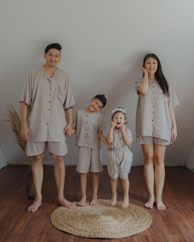11 Potret Sharena Delon dan Keluarga Pakai Baju Couple yang Gemeshin Banget