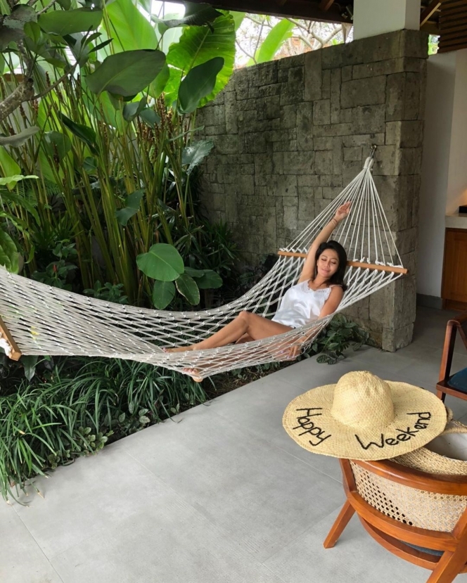 7 Potret Vicky Zainal Liburan ke Bali, Body Goals-nya Sukses Bikin Iri Banyak Cewek