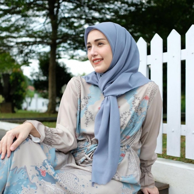 10 Inspirasi Hijab ala Adelia Pasha, Istri Pasha Ungu yang Stylish Abis