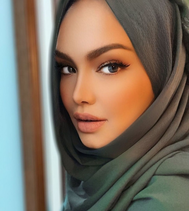8 Potret Siti Nurhaliza dengan Riasan Stunning, Macam Perempuan Timur Tengah!