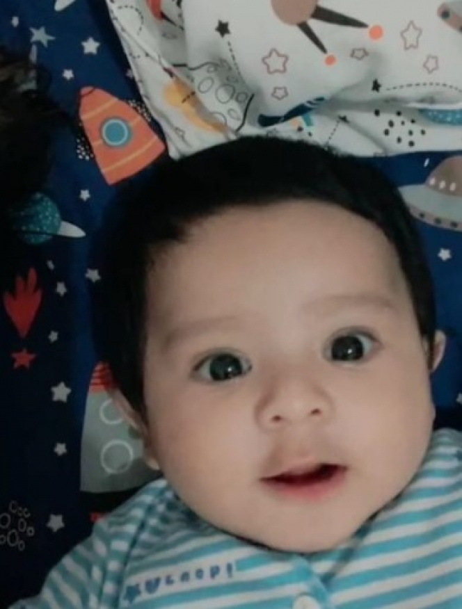 Baru Berusia 4 Bulan, Ini Potret Baby Syaki dengan Rambutnya yang Super Tebal