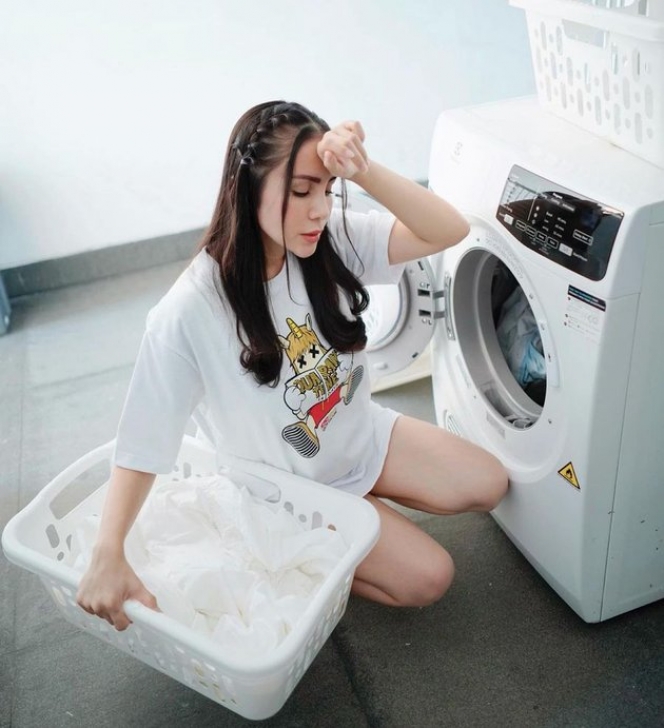 8 Potret Momo Geisha Lagi Cuci Baju yang Aestetik Banget