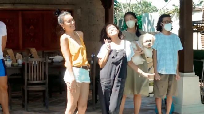 6 Momen Perayaan Ulang Tahun Sophia Latjuba ke-51 di Bali Bareng Mantan Suaminya
