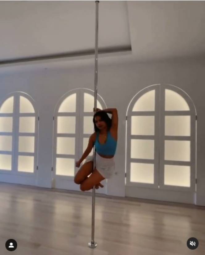 Ini Potret Vanessa Angel Lakukan Pole Dance, Menawan Banget!