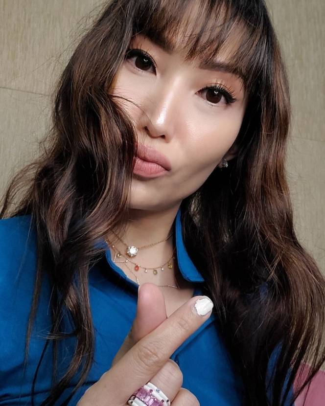 10 Potret Selfie Ayu Dewi yang Cantik Banget, Flawless-nya Gak Ada Lawan!