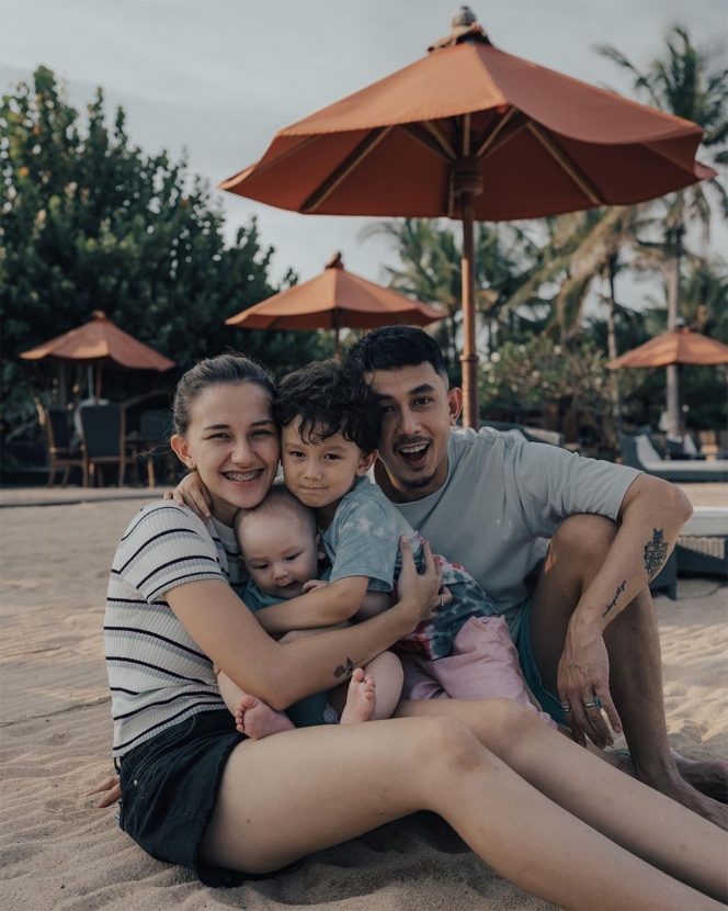 9 Momen Fandy Christian dan Dahlia Poland Pindah ke Bali, Jalani Upacara Ngeruak Bareng Warga