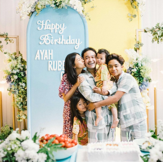 Potret Perayaan Ulang Tahun Ruben Onsu Bareng Keluarga, Kompak Pake Piyama Gemesh!