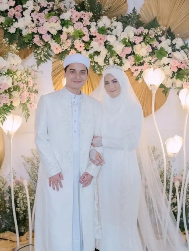 8 Potret Pernikahan Alvin Faiz dan Henny Rahman, Tuai Kontroversi dan Jadi Gunjingan Warganet 