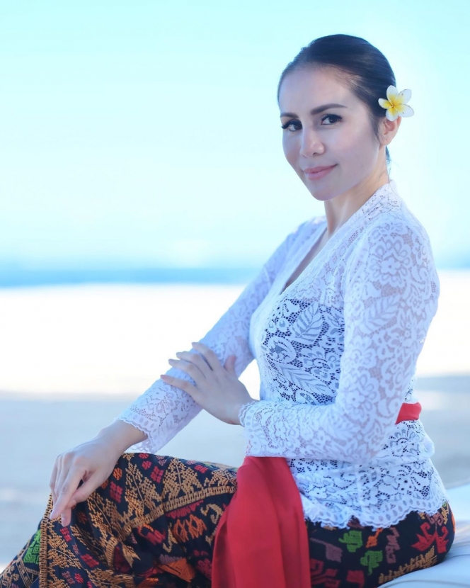 6 Pesona Anggun Momo Geisha Pakai Baju Kebaya Bali yang Terlihat Cantik Banget!