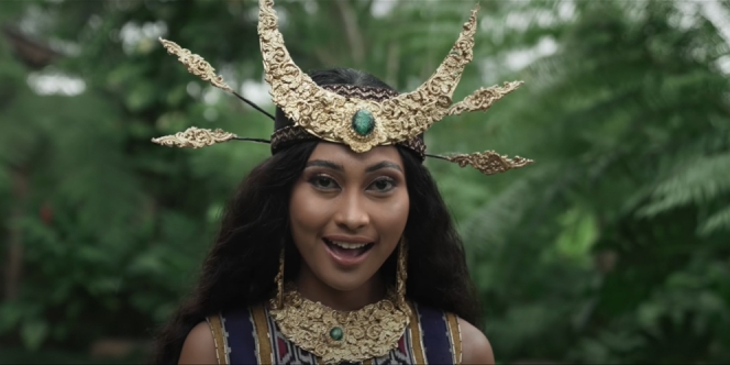 Wonderland Indonesia Jadi Trending, Ini 8 Potret Novia Bachmid Saat Kenakan Busana Adat