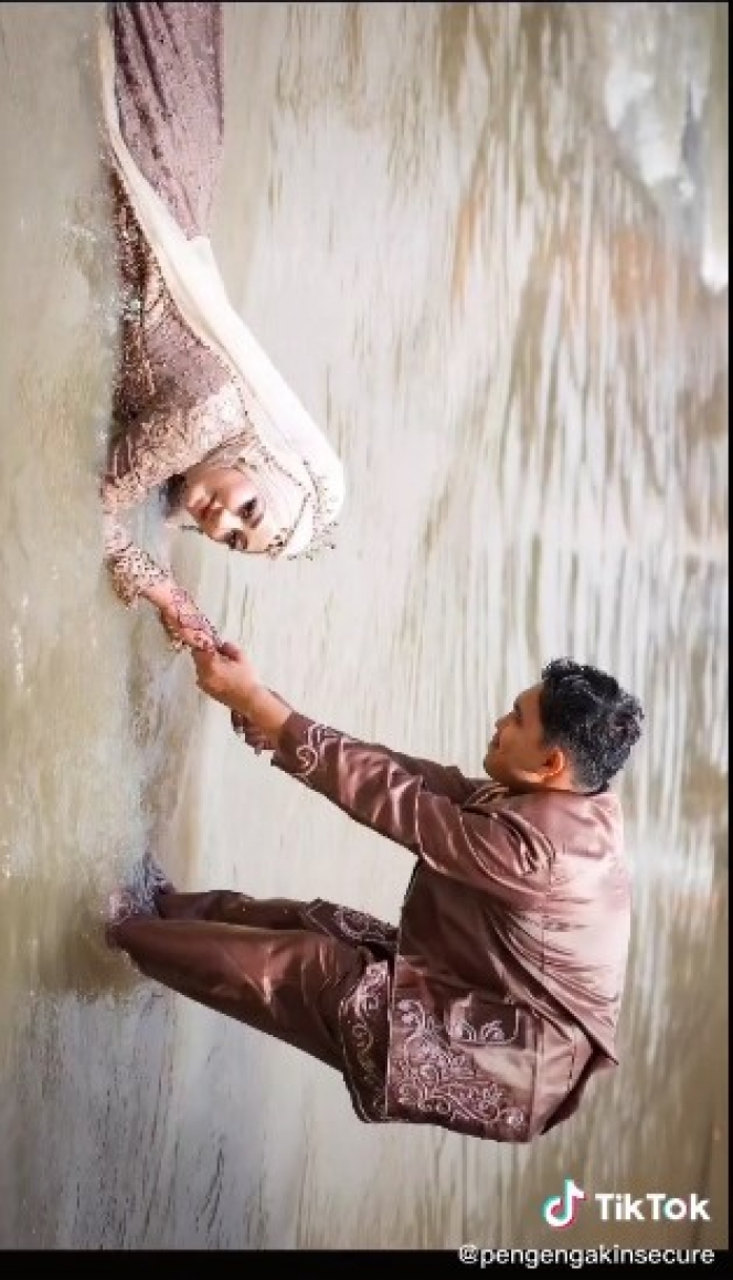 Viral Potret Pasangan Menikah di Tengah Banjir, Hasilnya Bagus Banget!