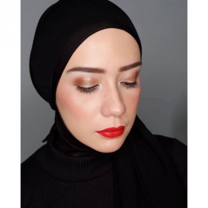 8 Potret Hijab Turban ala Putri Anne Saloka, Tuai kritikan Netizen Karena Lehernya Masih Terlihat