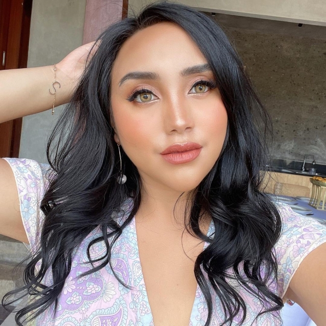 5 Pesona Salmafina Sunan dengan Makeup Tanned, Bukti Cantik Gak Tentang Warna Kulit