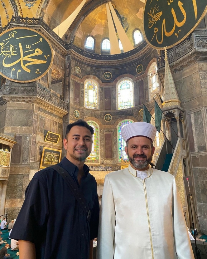 Raffi Ahmad Bertemu dengan Imam Besar Turki di Masjid Hagia Sophia, Auranya Beda Banget!