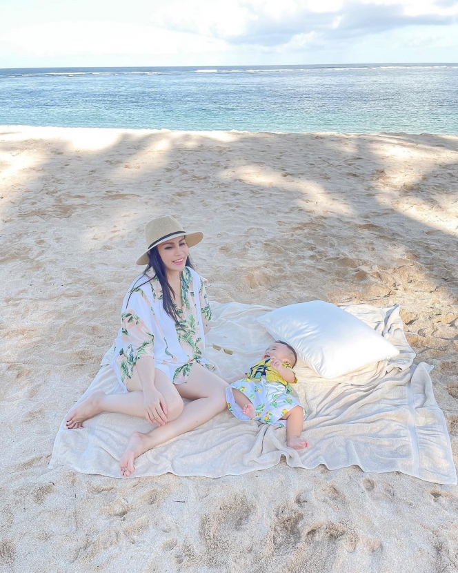 6 Potret Momo Geisha Main di Pantai Bareng Baby Abe, Kulitnya yang Mulus Jadi Sorotan