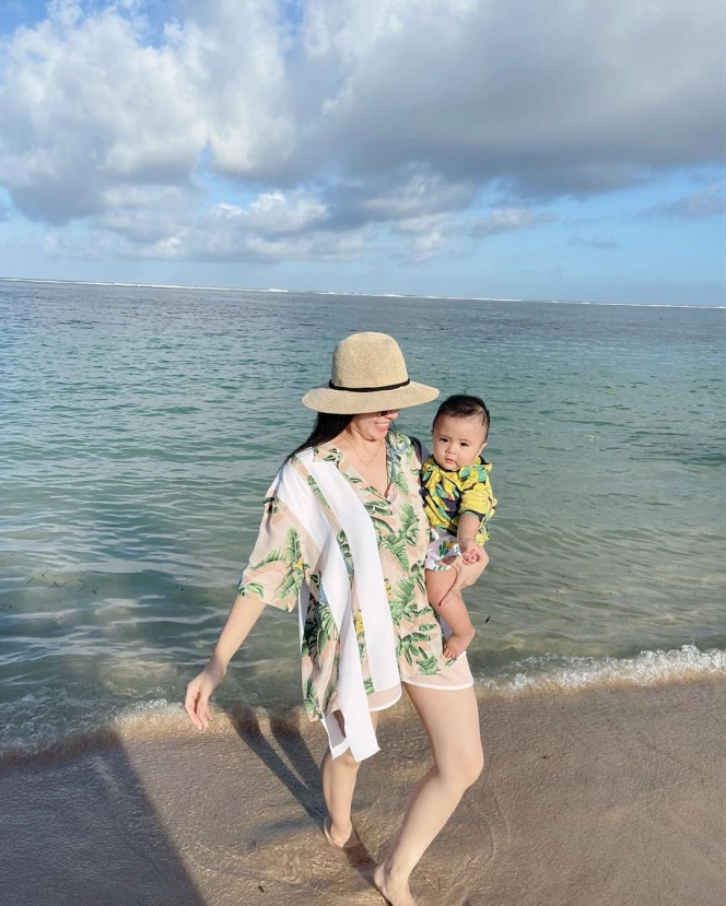 6 Potret Momo Geisha Main di Pantai Bareng Baby Abe, Kulitnya yang Mulus Jadi Sorotan