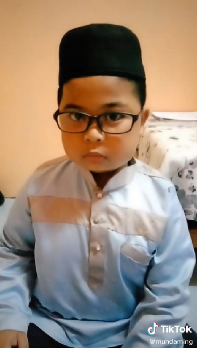 7 Potret Adik Aming, Bocah Lucu Asal Malaysia yang Sering Viral karena Sebar Kebaikan