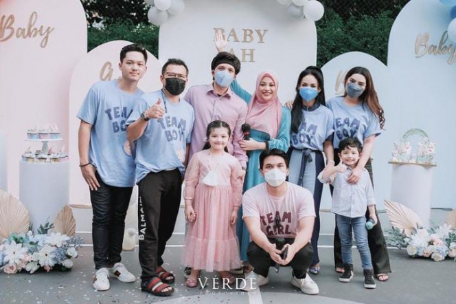 12 Potret Kebersamaan Aurel Hermansyah dan Keluarga Tercinta Saat Gelar Acara Gender Reveal Party