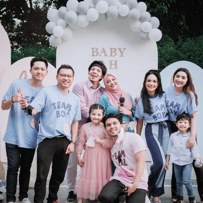 Potret Kompak Ashanty dan Krisdayanti di Acara Baby Gender Reveal Aurel Hermansyah