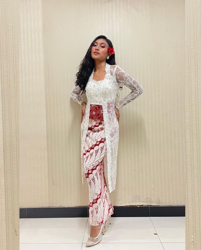10 Pesona Novia Bachmid, Vokalis Lagu Wonderland Indonesia yang Manis dan Super Cantik