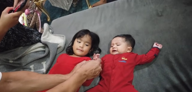 Ini Keseruan Baby Syaki Nginep di Rumah Iis Dahlia, Renang dengan Rizki DA Sampai Main Bareng