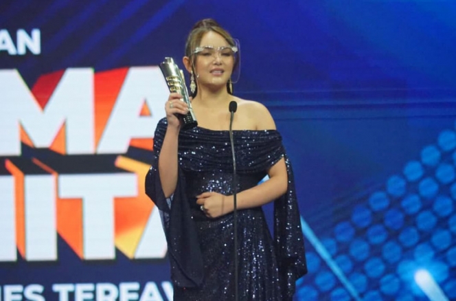 7 Potret Amanda Manopo di Indonesian Drama Series Awards, Baju yang Melorot jadi Sorotan