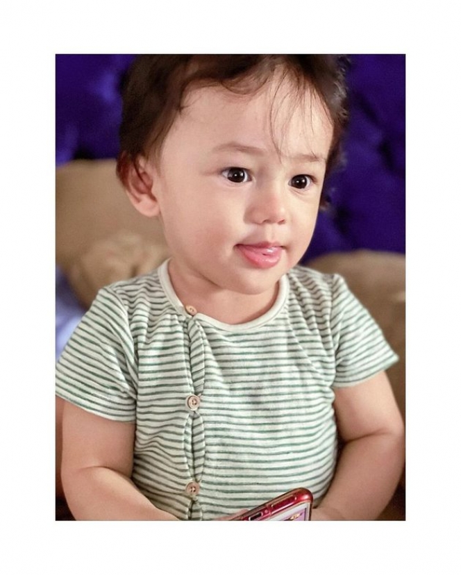 Potret Baby Saka Anak Ussy-Andhika yang Genap Berusia 1 Tahun, Rambut Panjangnya Bikin Makin Ganteng