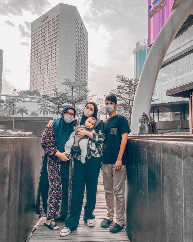Ini Potret Baby Ukkasya dan Keluarga Jalan-Jalan di Ibukota, Ekspresinya Lucu Banget!