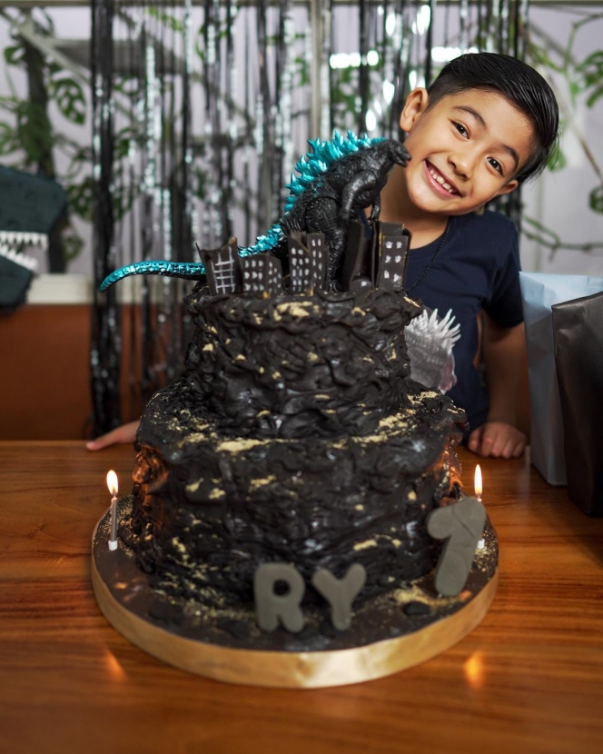 Ini Momen Perayaan Ulang Tahun ke-7 Ryshaka Anak Sharena Delon, Keren Banget dengan Tema Godzilla