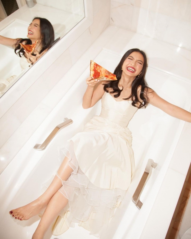 Gaya Pemotretan Raline Shah saat Makan Pizza di Bathtub, Tampak Cantik dengan Gaun Putihnya
