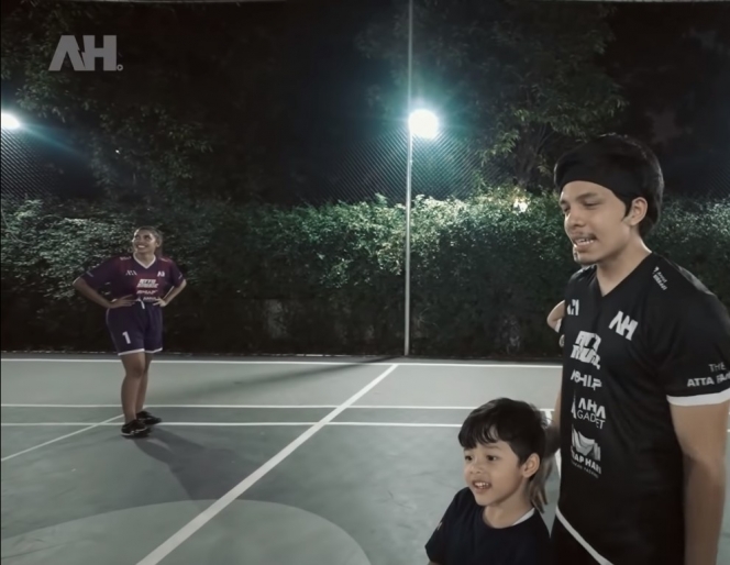 Ini Potret Millen Cyrus Main Futsal Bareng Anggota Keluarga Pria Lainnya
