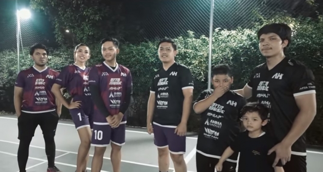 Ini Potret Millen Cyrus Main Futsal Bareng Anggota Keluarga Pria Lainnya