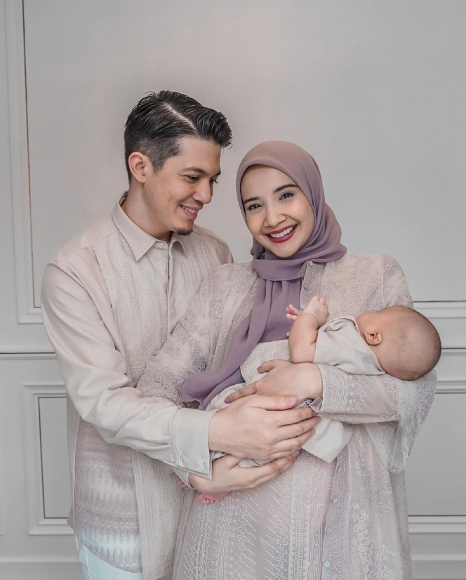 Ini Potret Baby Ukkasya Pakai Baju Kembaran dengan Zaskia Sungkar, Perut Gendutnya Bikin Salfok!